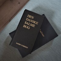 Salmebog på kirkebænk