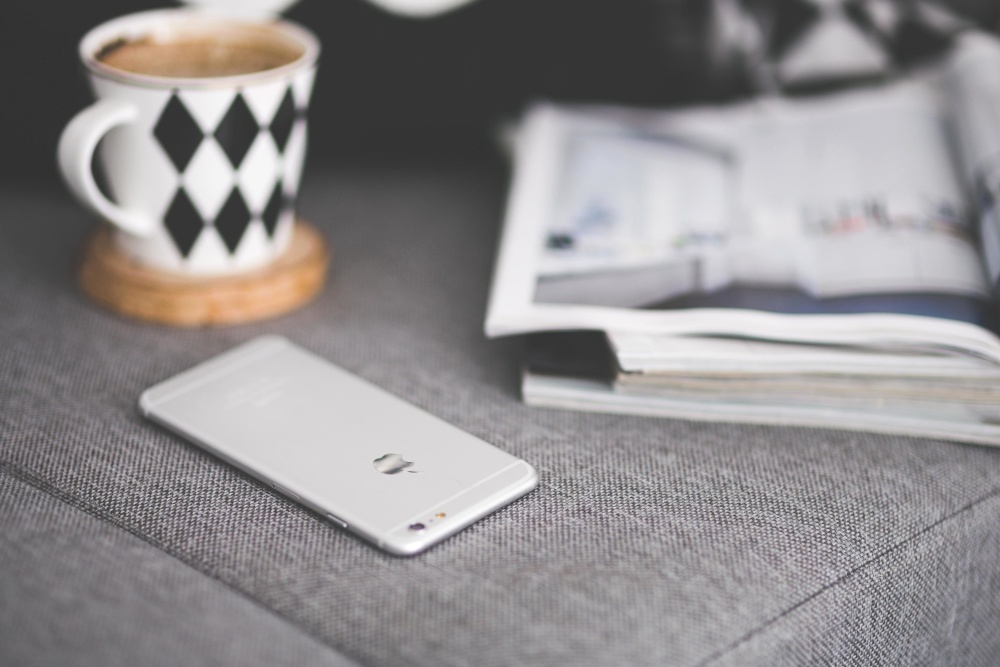 Kaffe, mobil og avis.jpg