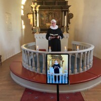 Sognepræst Lizet Jane Wendt optager gudstjeneste på nettet