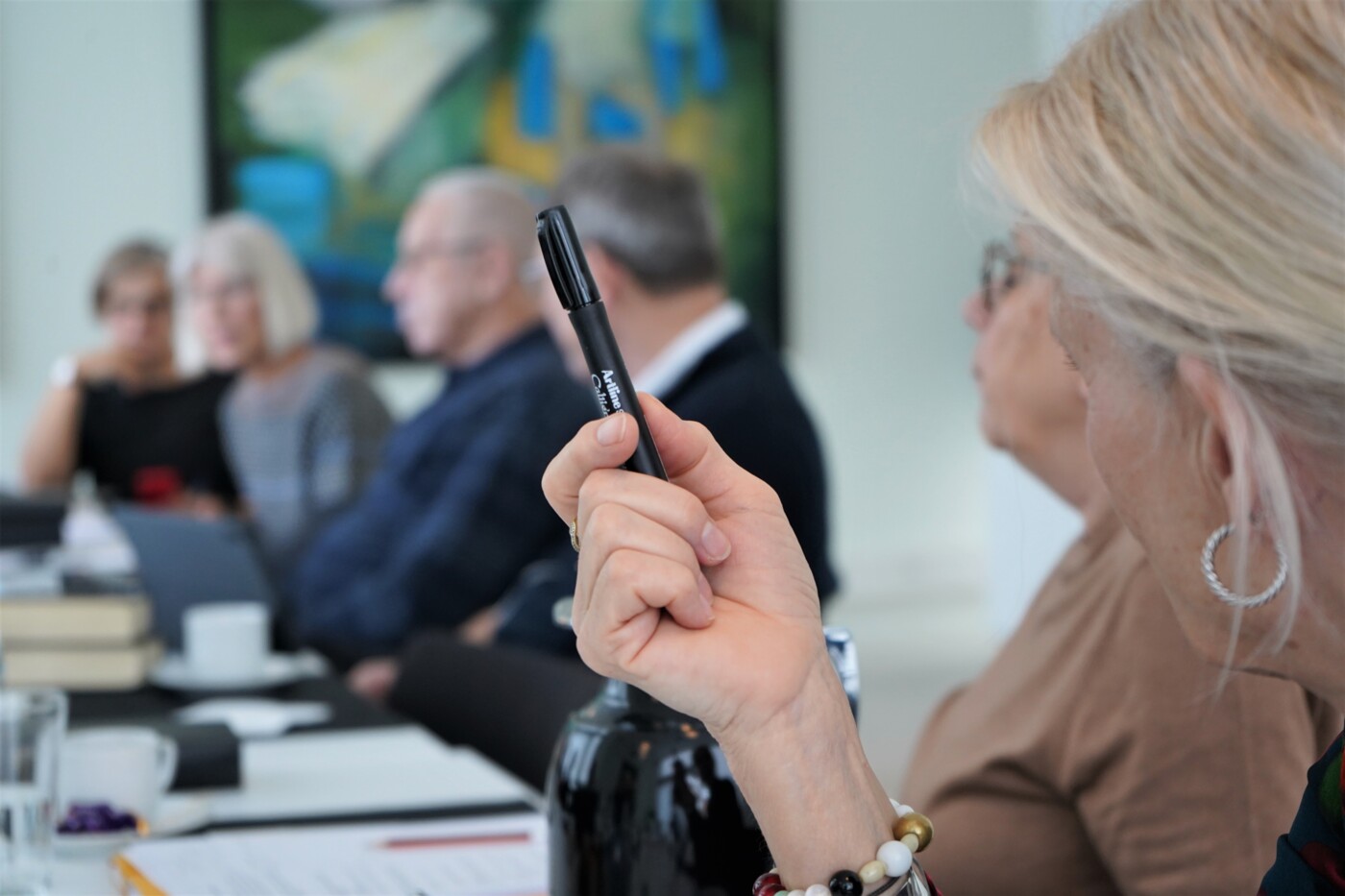 Møde genrebillede løftet hånd.jpg