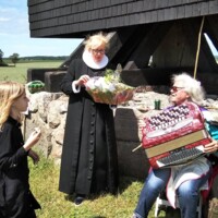 Grethe Leth Madsen får gavekurv til møllegudstjenesten 2020 Isabella og farmor.jpg