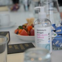 Møde genrebillede med håndsprit