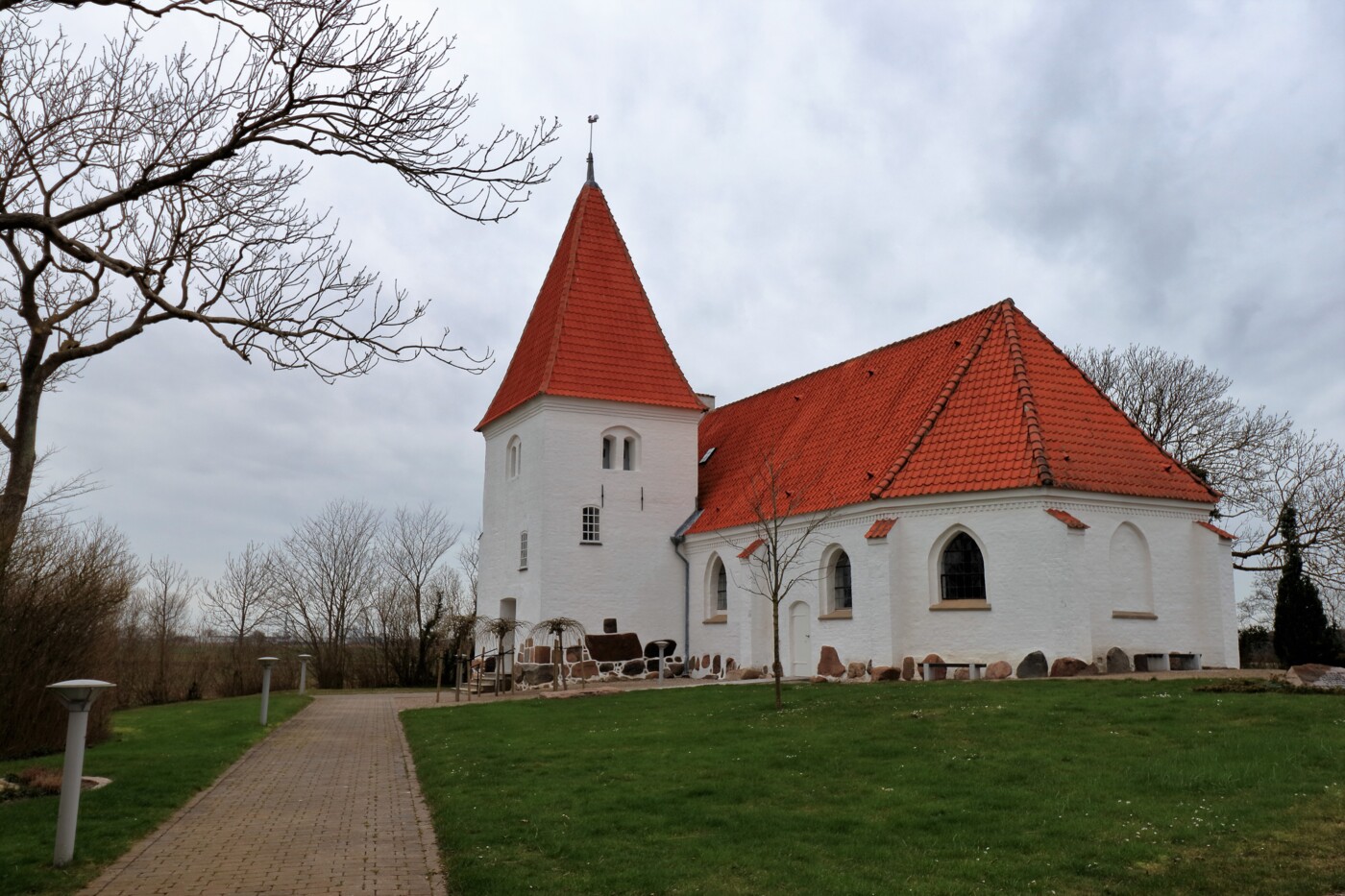 Avnede Kirke Foto Kevin Mclaughlin.jpg