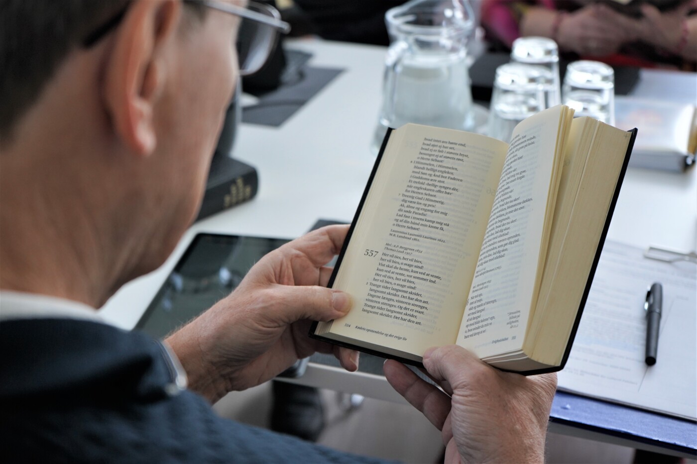 Møde genrebillede med salmebog