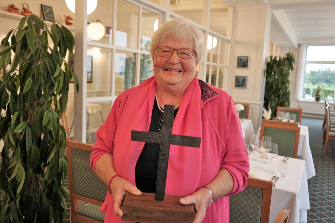 Agnes Langballe med pris.jpg