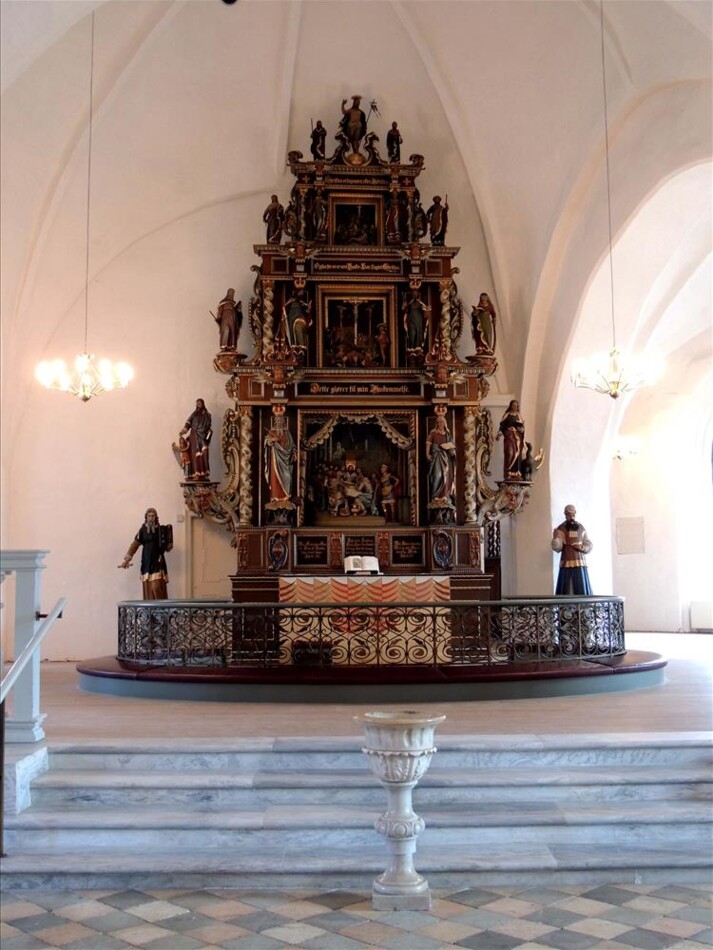 Skt. Nikolai Kirke_alter.jpg