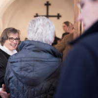 Marianne Gaarden byder velkommen til gudstjeneste i Maribo Domkirke