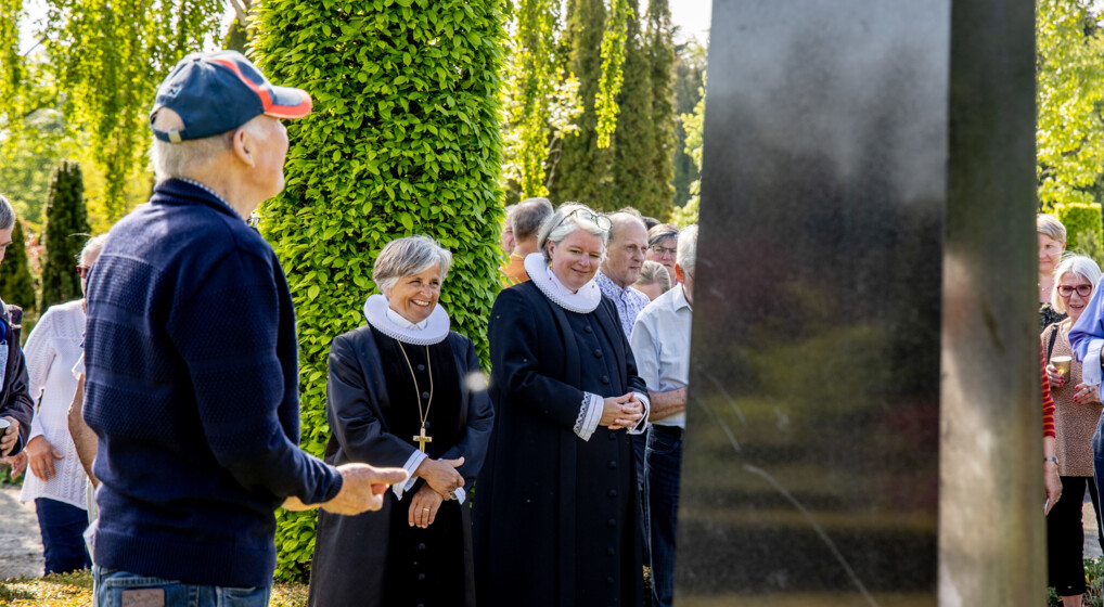 Afsløring af jubilæumssten ved 100-års jubilæet for Nordre Kirkegård Biskop Marianne Gaarden og sognepræst Lill Arendt Hemmingsen ved afsløring af jubilæumssten
