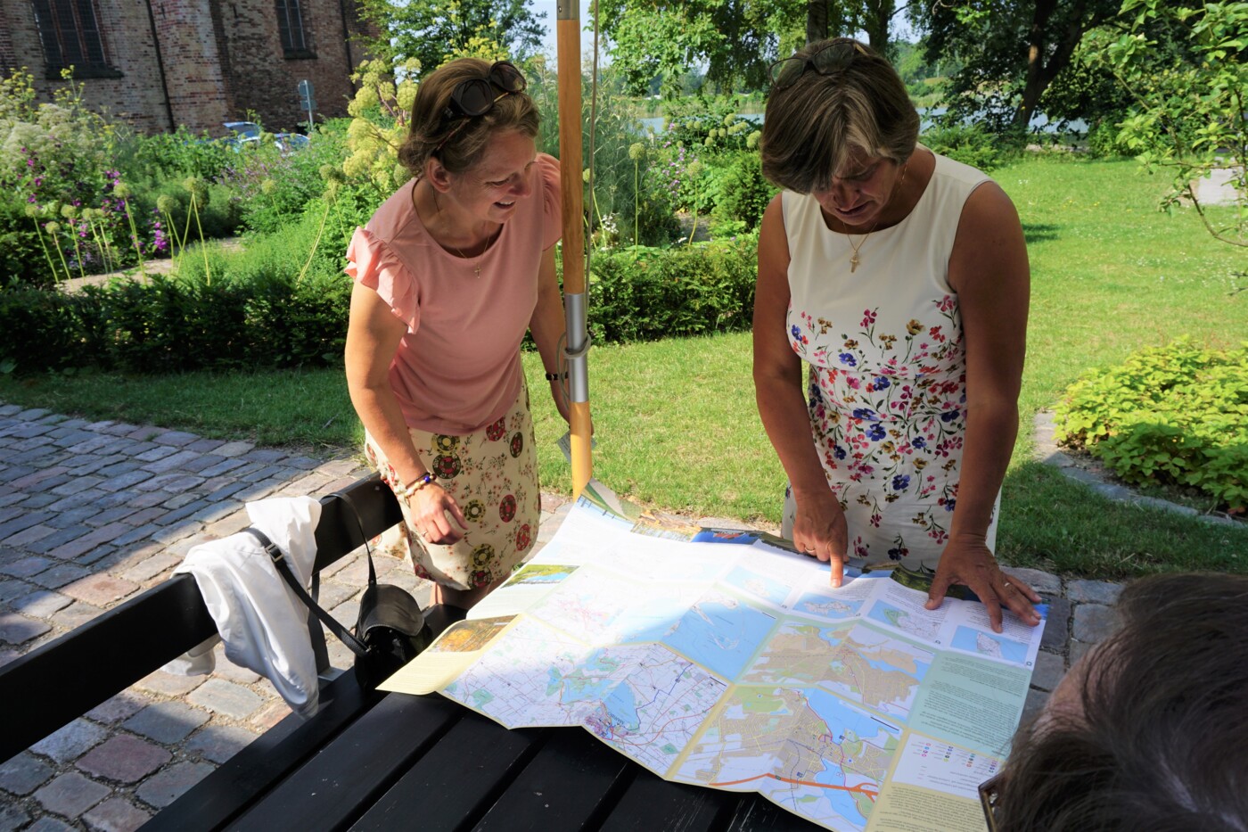 Gaarden og Hanson kigger på kortet II.jpg