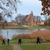 Pilgrimshuset og vandrere.jpg