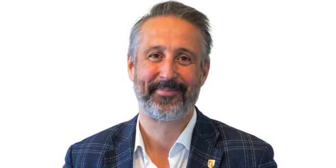 Provst Johannes Olav Kruse Kristensen får overrakt ridderkorset