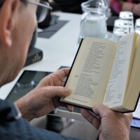 Møde genrebillede med salmebog