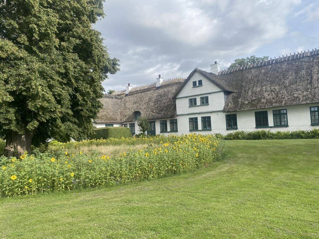 præstegård fra vejen.jpg