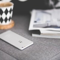 Kaffe, mobil og avis.jpg