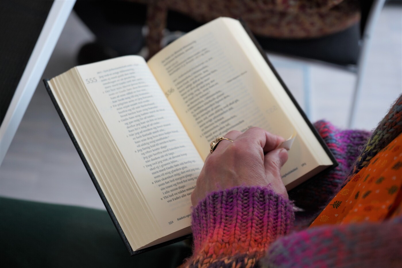 Møde genrebillede med salmebog