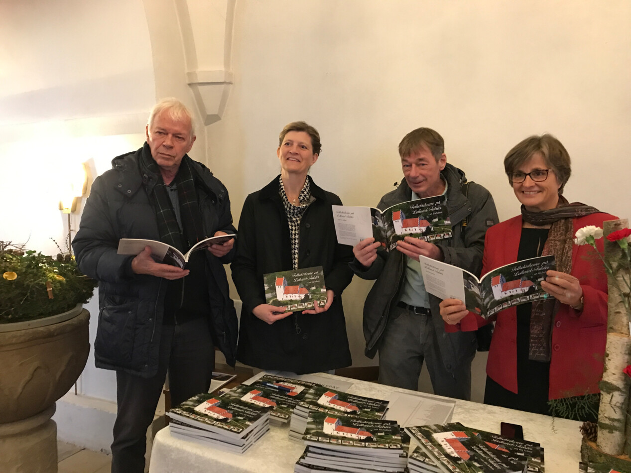 Bogen vises frem.jpg