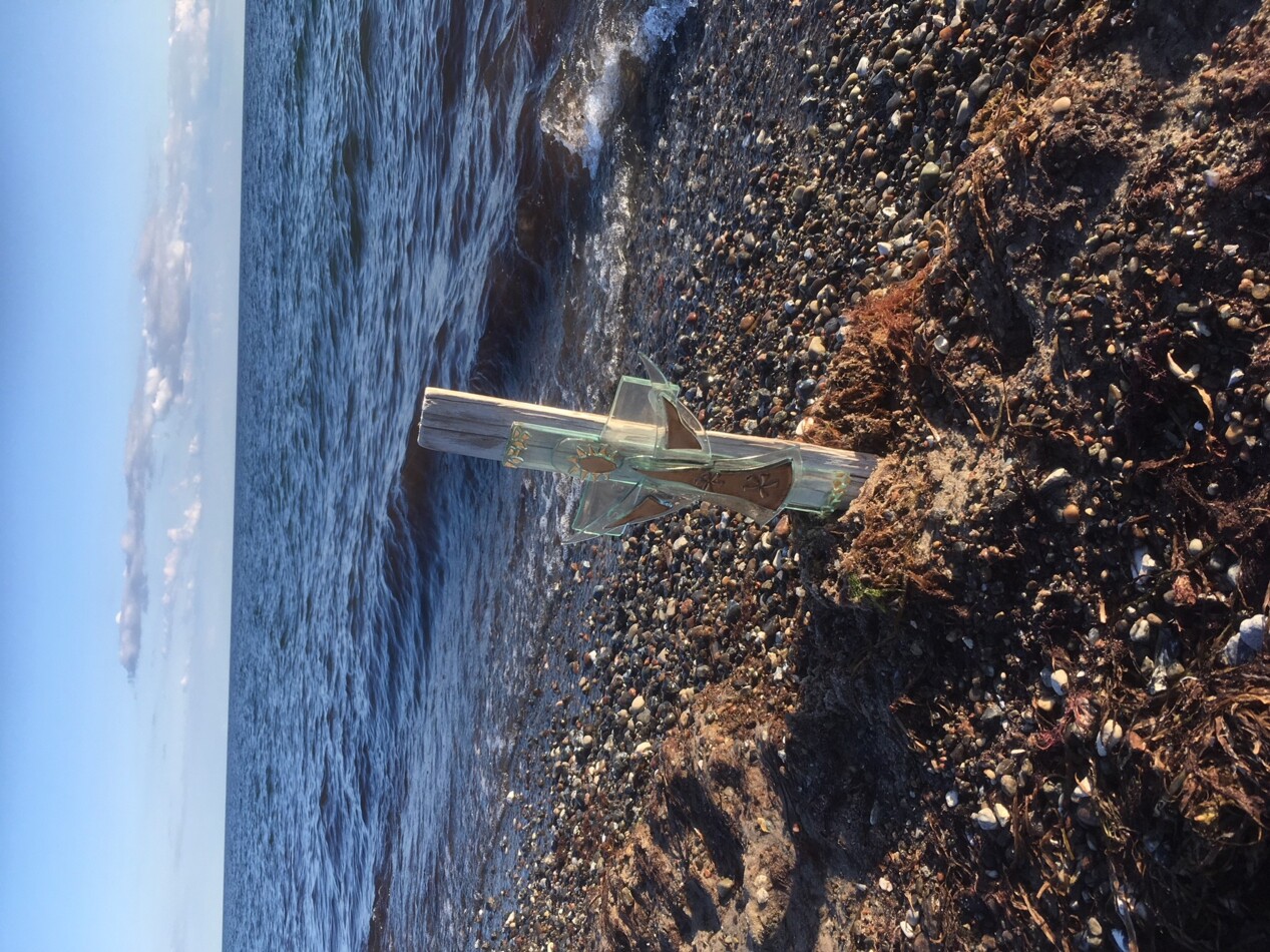 Strandgudstjeneste 2020 kors i vandkanten..jpg