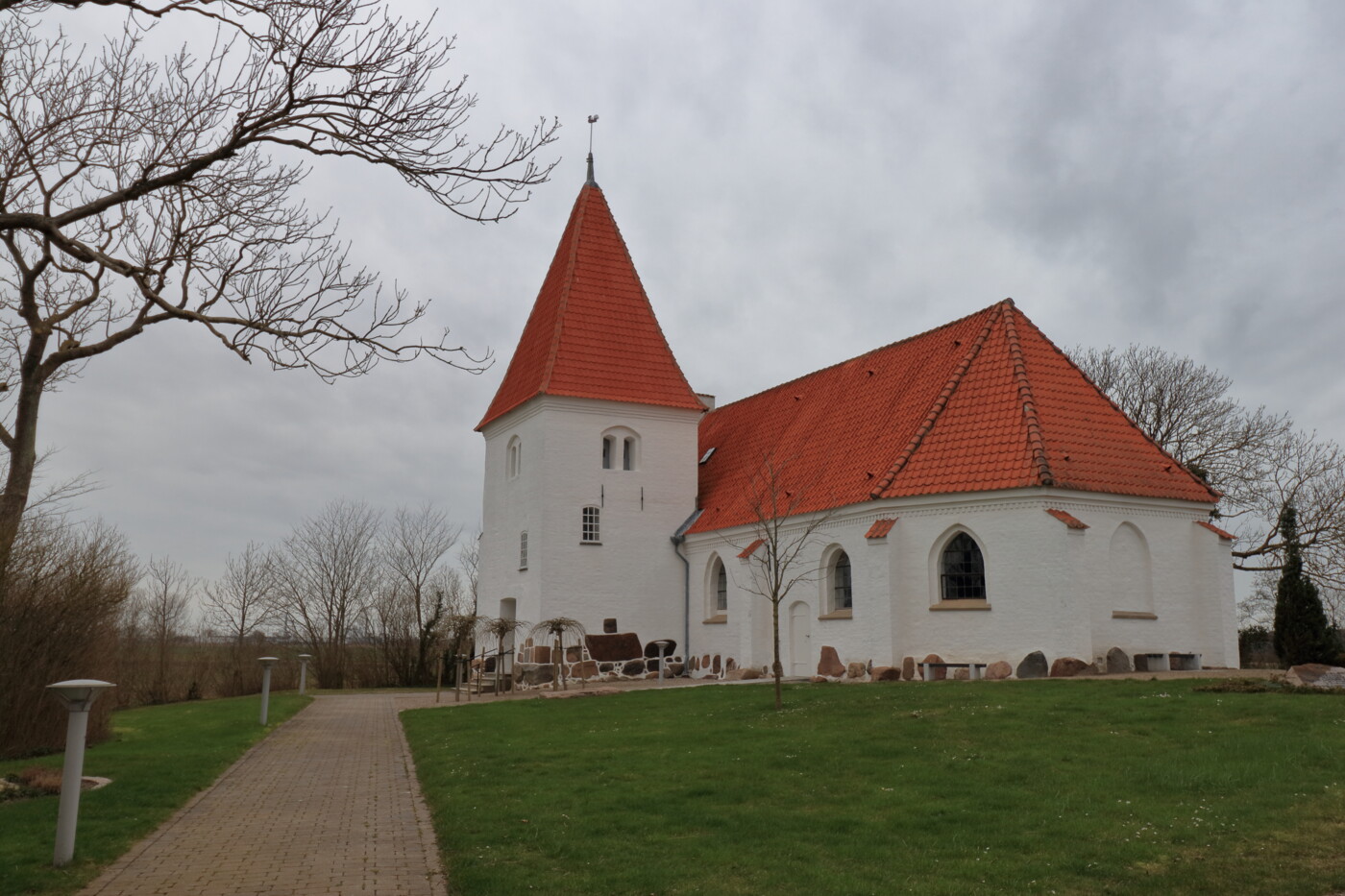 Avnede Kirke Foto Kevin Mclaughlin.jpg