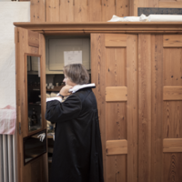 Marianne Gaarden gør sig klar til gudstjeneste i Domkirken