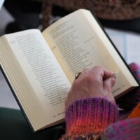 Møde genrebillede med salmebog