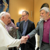 05.04.22 Biskoppen hilser på pave Frans.jpg