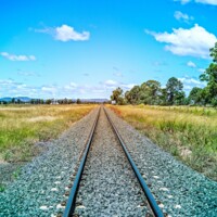 train-tracks-1226546_1280 foto Joshua_Willson pixabay.jpg