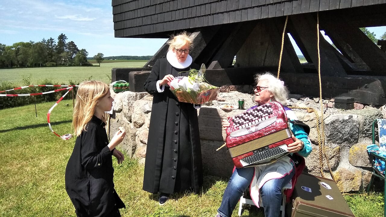 Grethe Leth Madsen får gavekurv til møllegudstjenesten 2020 Isabella og farmor.jpg