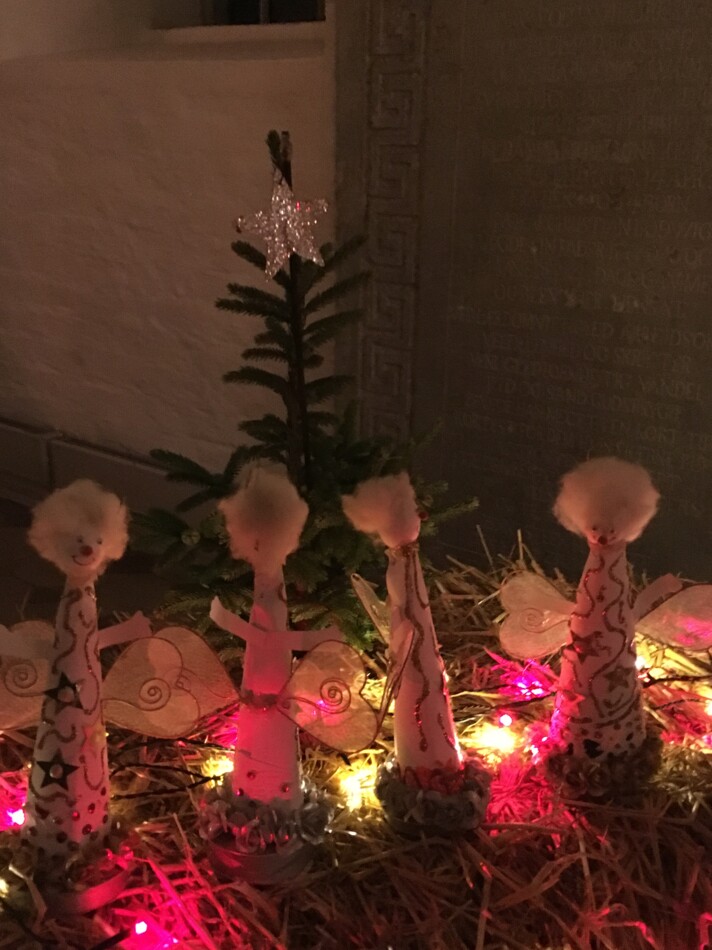 Englene i julekrybben.jpg