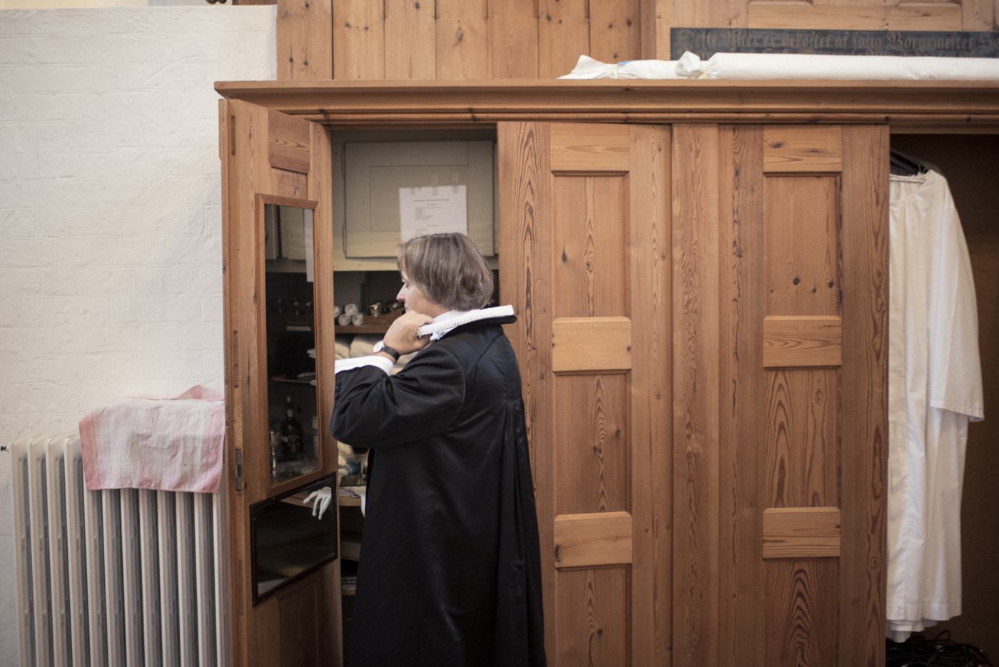Marianne Gaarden gør sig klar til gudstjeneste i Domkirken