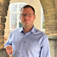 Jesper Rønn portræt red.-1000x711.jpg