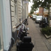 Varmestuen set fra gaden.jpg