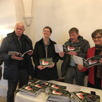 Bogen vises frem.jpg