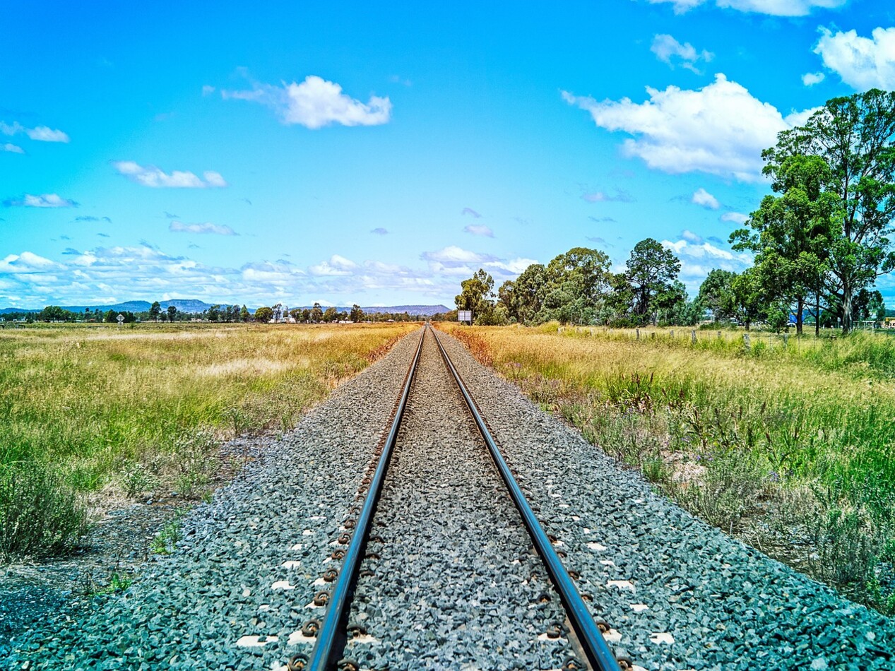 train-tracks-1226546_1280 foto Joshua_Willson pixabay.jpg