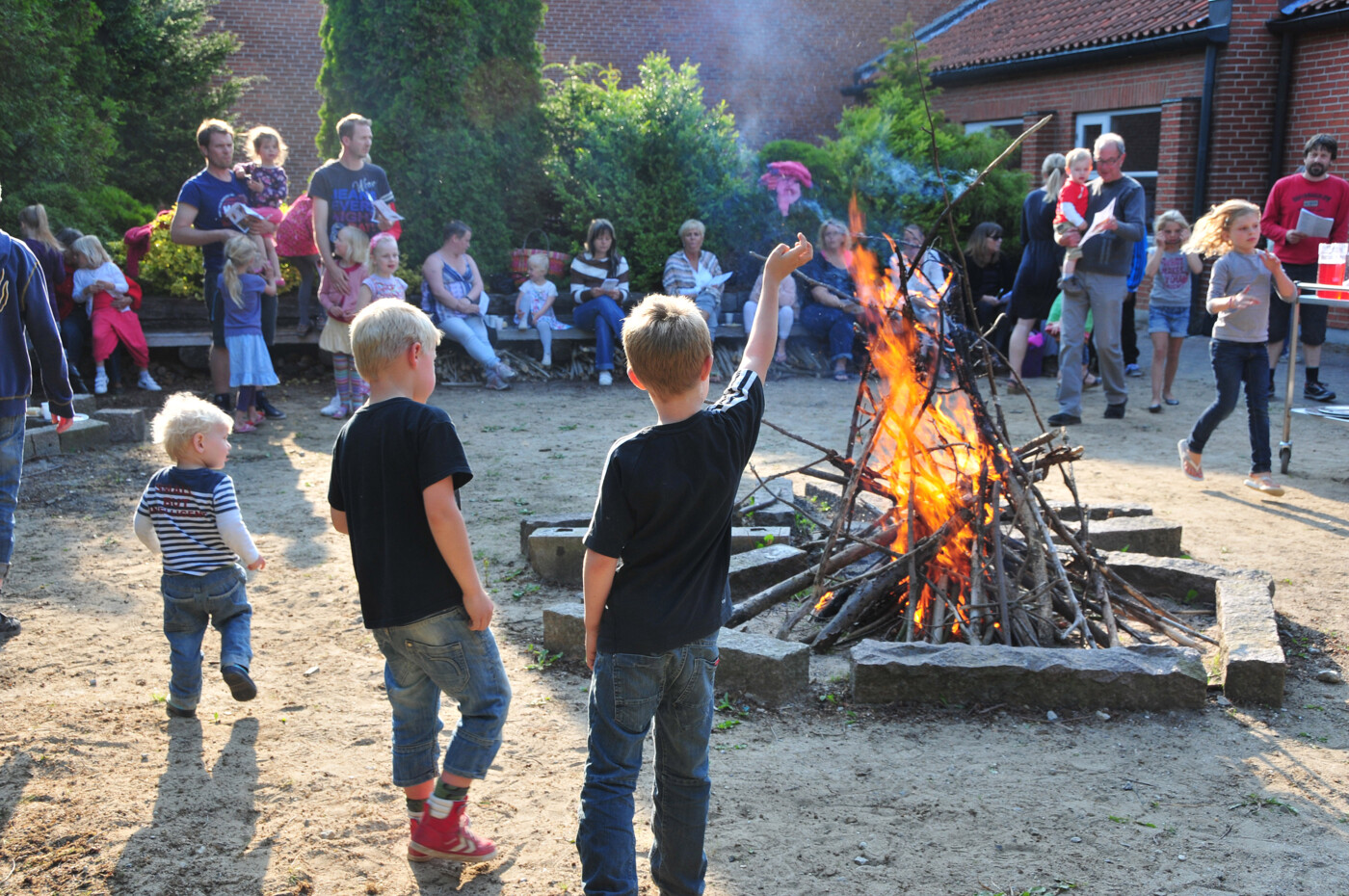 Spaghettigudstjeneste bål. Foto Nils Roland.jpg