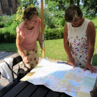 Gaarden og Hanson kigger på kortet II.jpg