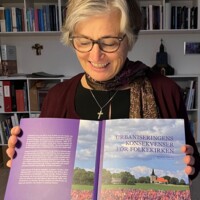 Marianne Gaarden med bog.jpg