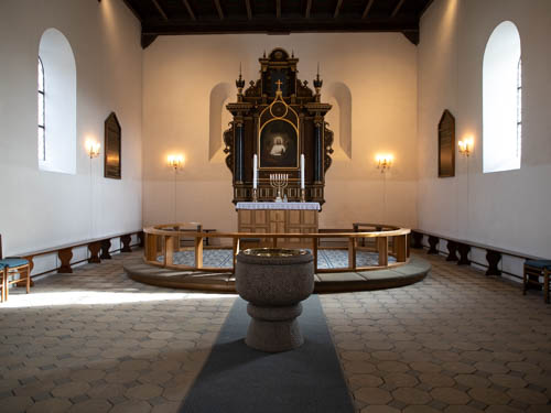 Idestrup Kirke af Steen Frilund Christiansen alter.jpg