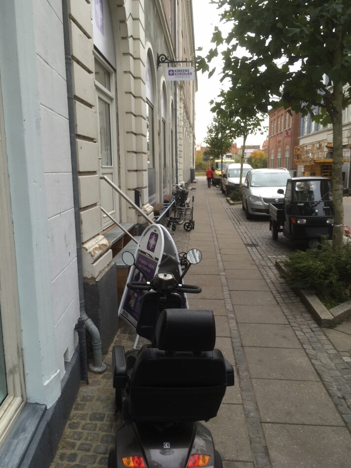 Varmestuen set fra gaden.jpg