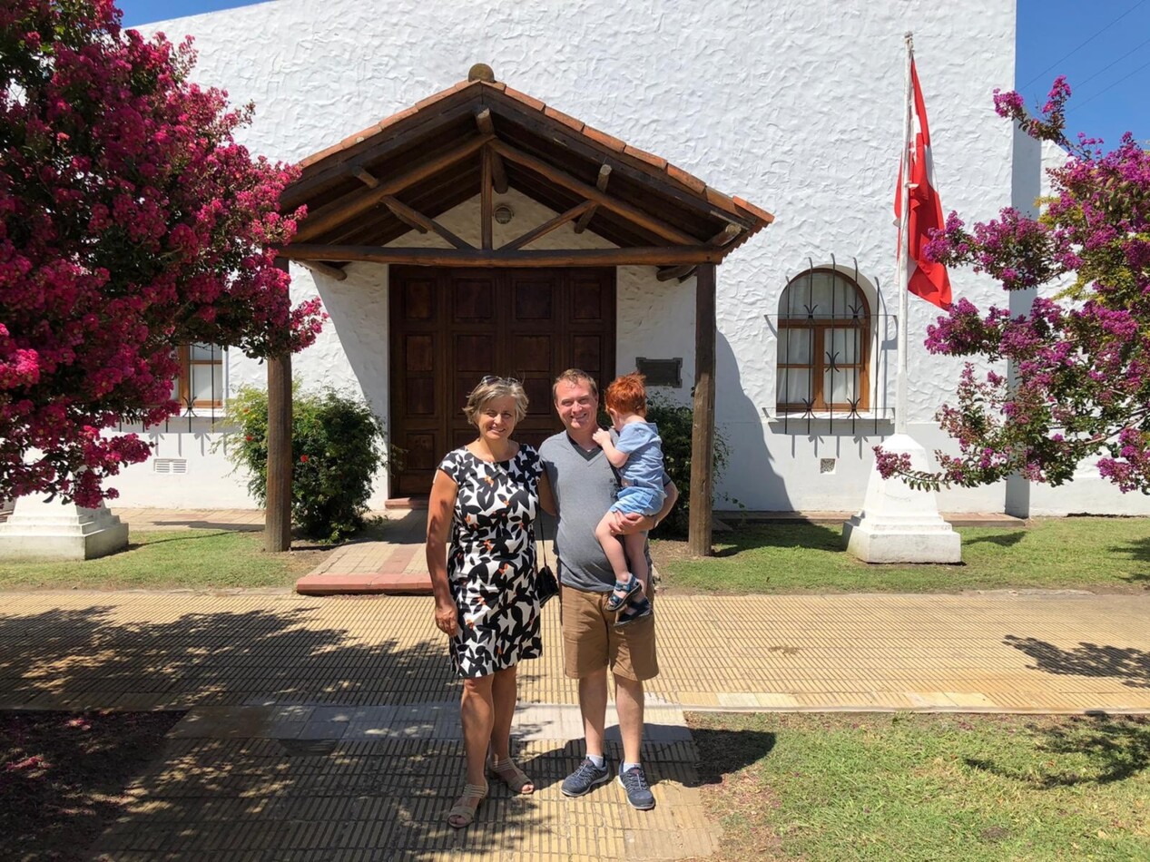 Marianne og Joel foran kirken La Dulce.jpg