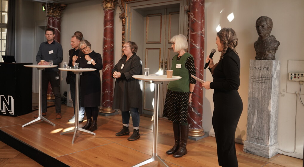 Paneldebat ved følgegruppemøde differentieret vedligehold Paneldebat ved biskop Marianne Gaarden, provst Mette Moesgaard, menighedsrådsmedlem Susanne Møller, kongelig bygningsinspektør Stig Andersen og museumsinspektør og kirkekonsulent på Nationalmuseet Morten Larsen.