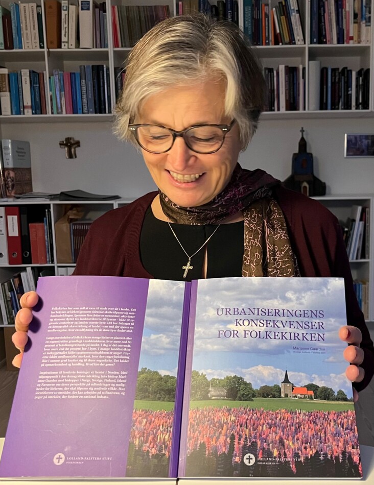 Marianne Gaarden med bog.jpg
