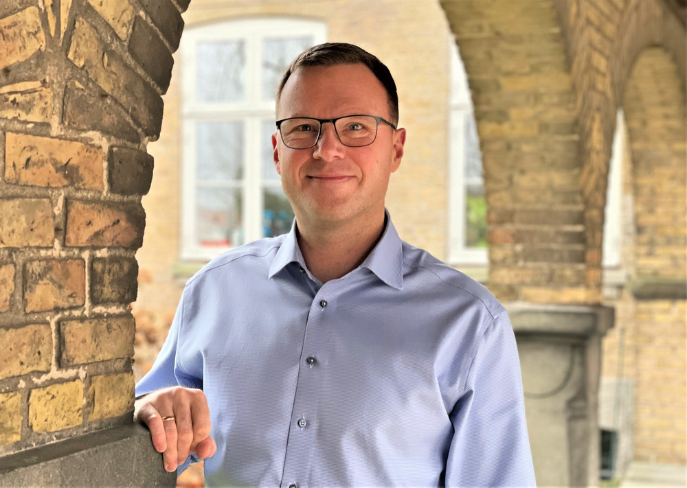 Jesper Rønn portræt red.-1000x711.jpg