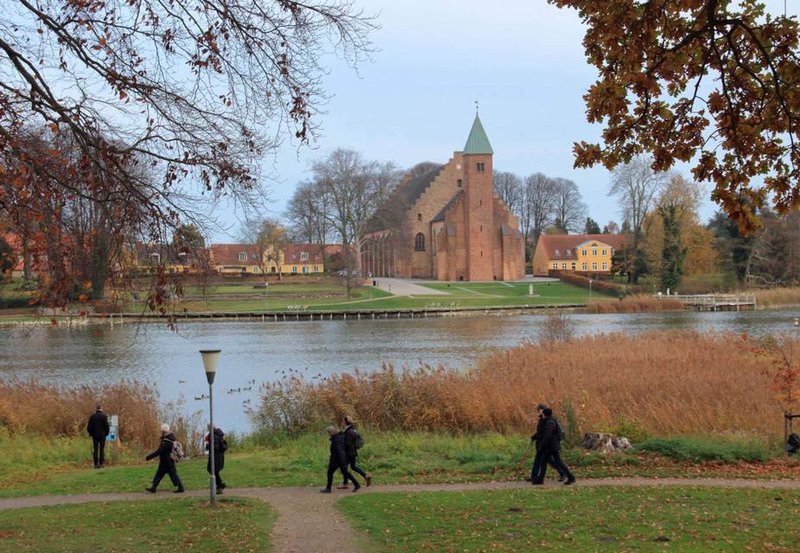 Pilgrimshuset og vandrere.jpg