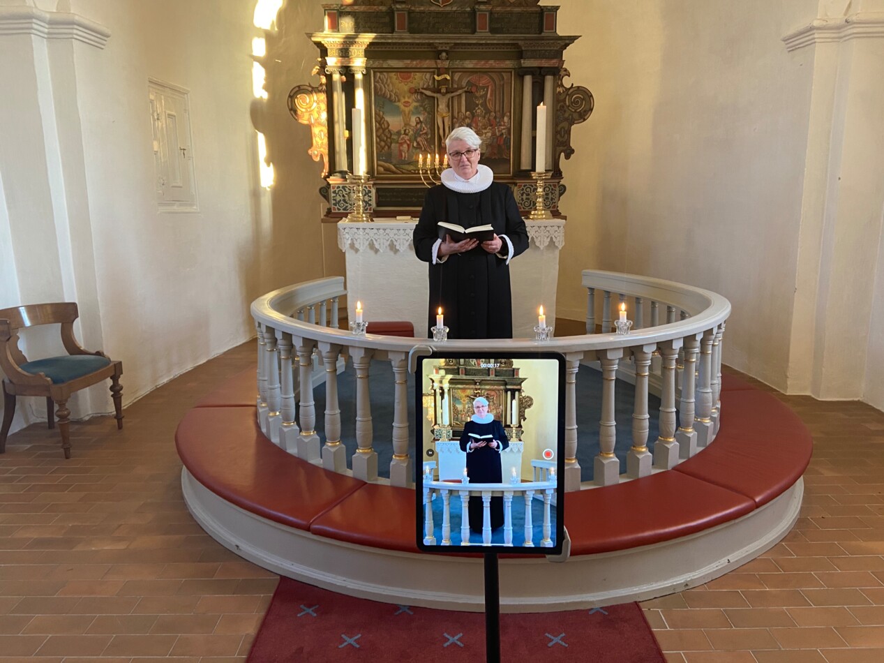 Sognepræst Lizet Jane Wendt optager gudstjeneste på nettet