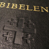 1200px-Norwegian_Bible.jpg