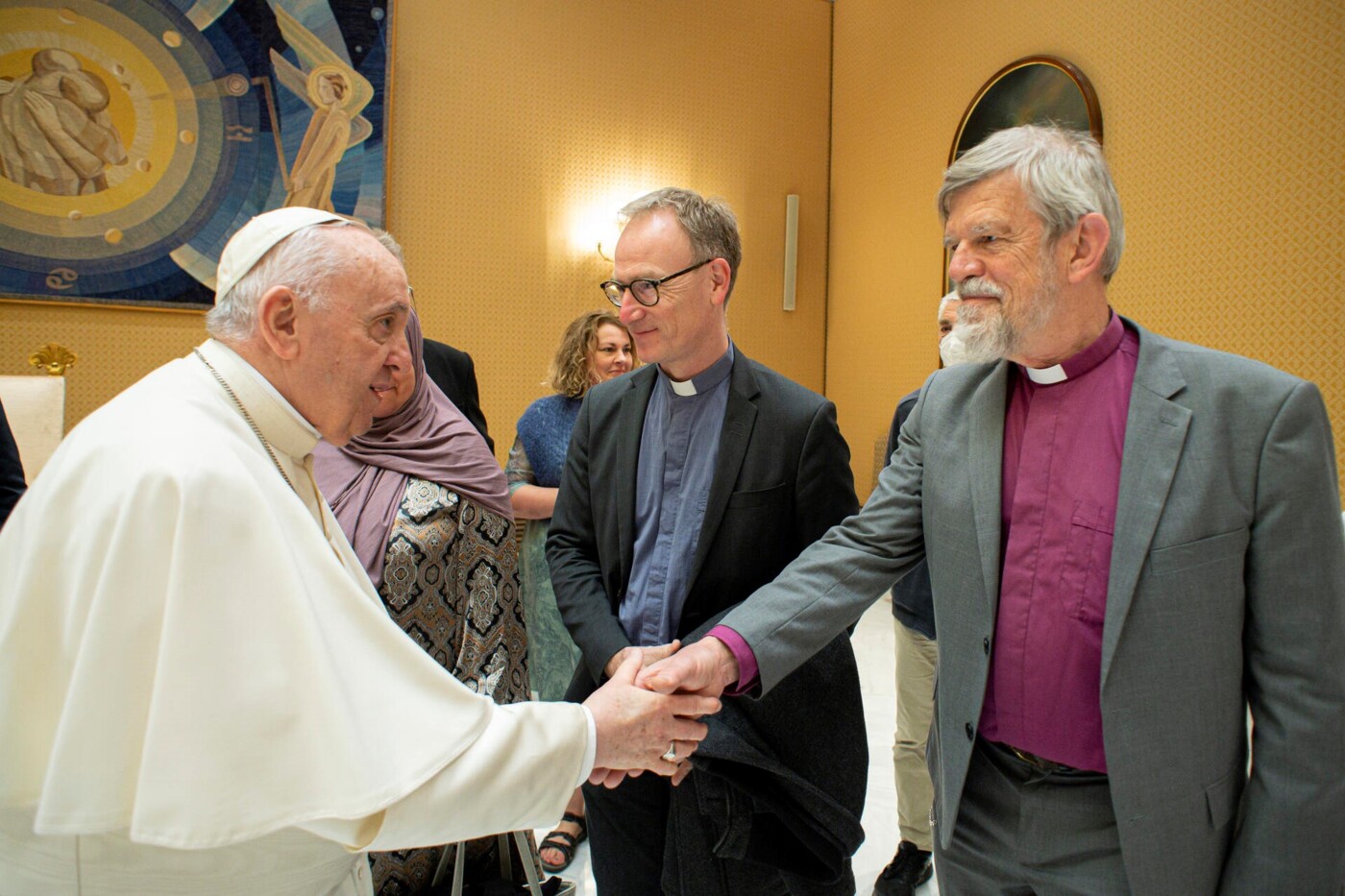 05.04.22 Biskoppen hilser på pave Frans.jpg