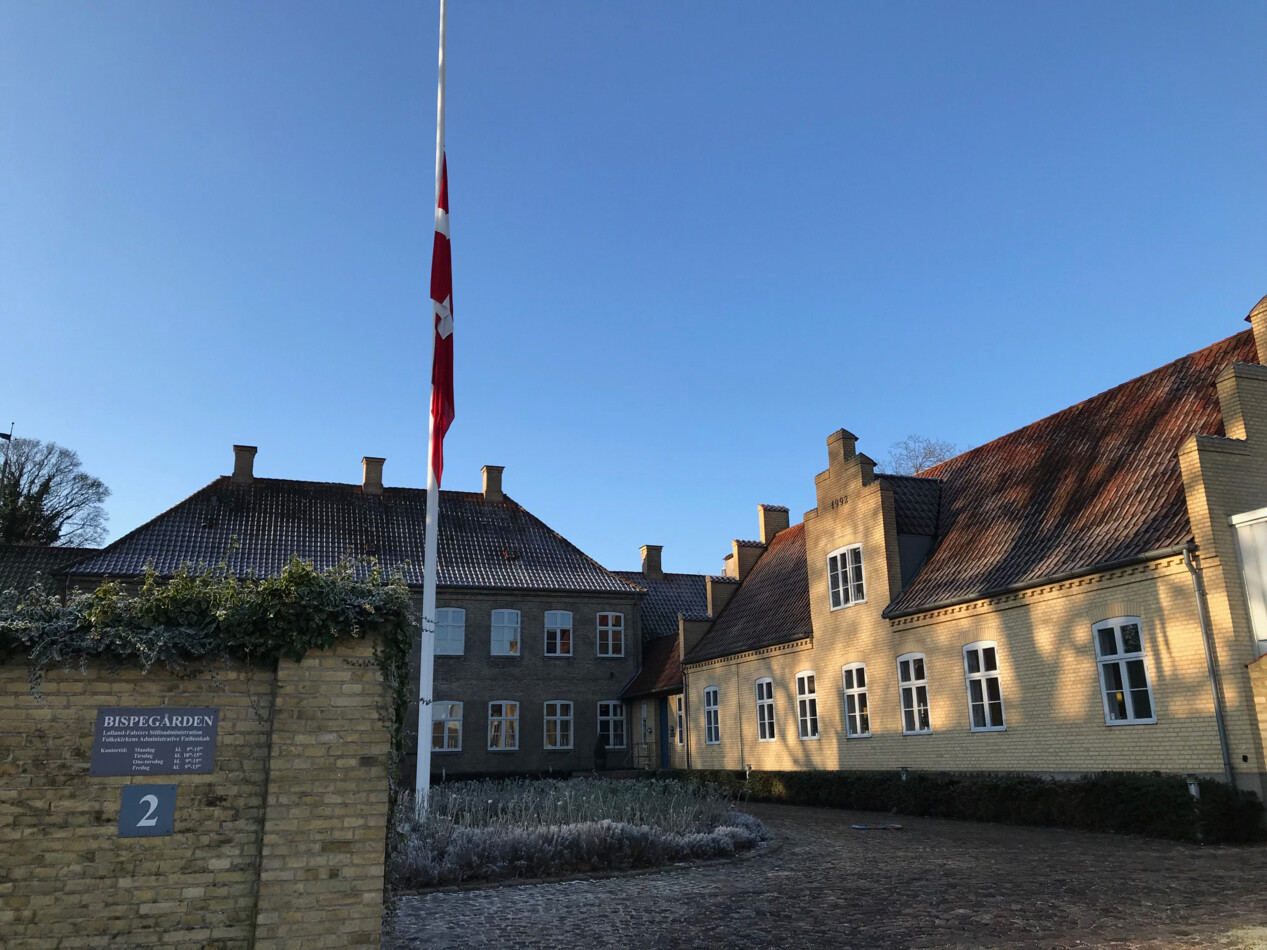 Bispegården_flagning på halv stang.jpg